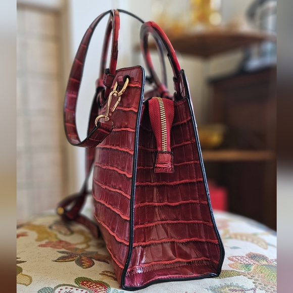 Imoshion red faux alligator embossed leather purse with acrylic handle. - Picture 3 of 10